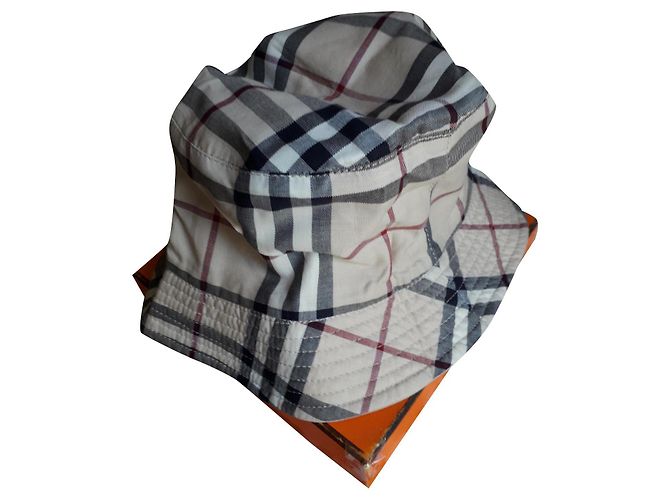 Cappello Burberry reversibile