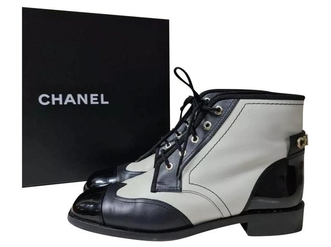 Taille des bottines à lacets multicolores Chanel 39 Cuir vernis  ref.306595
