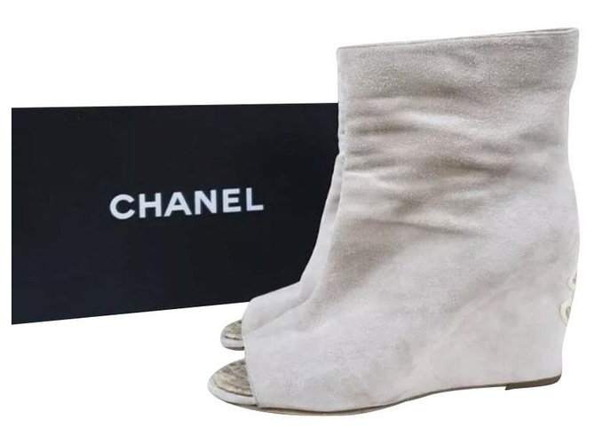 Chanel CC Logo Botines de punta abierta con cuña de gamuza beige Talla 38 Suecia  ref.306604