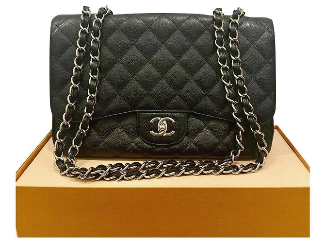 Timeless Bolsa Chanel Preto Acolchoado de Couro Caviar Clássico Jumbo com Aba Única