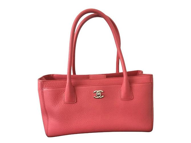 Chanel Bolsa de ombro Executive Coral em couro