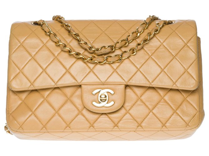 Superba borsa media Chanel Timeless 25cm in pelle trapuntata beige, garniture en métal doré  ref.307802