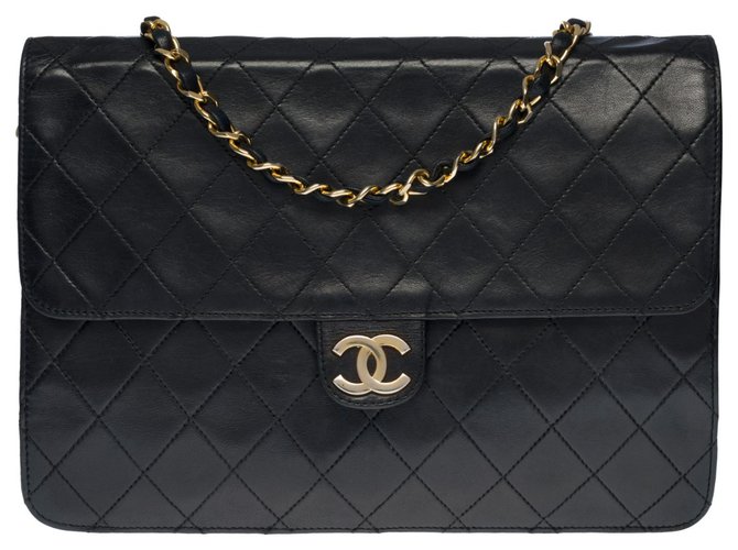 Timeless Bolsa Chanel Classique em pele de cordeiro acolchoada preta, garniture en métal doré Preto Couro  ref.307862