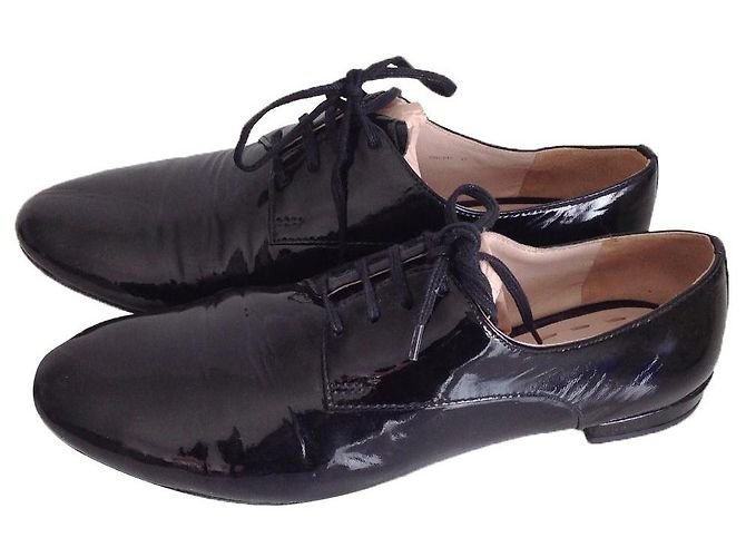 Miu Miu Derbys aus schwarzem Lackleder