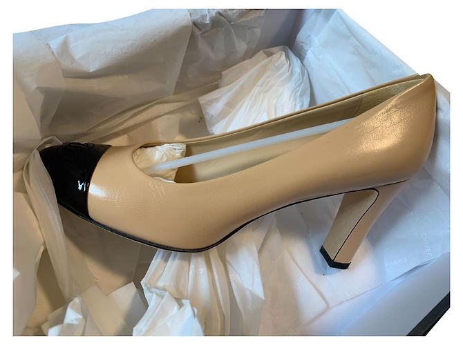 Cambon Two-tone Chanel pumps Beige