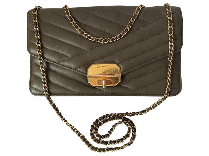 Classique Chanel Cuir Vert olive  ref.309377