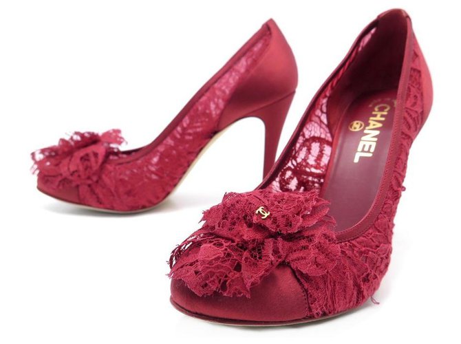 CHANEL SHOES CAMELIA LACE PUMPS 38 IN RED SATIN LACE SHOES  ref.311463