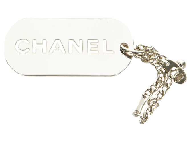 Porte-clés plaque logo argenté Chanel Métal  ref.312833