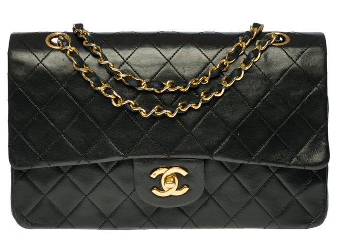 Espléndido bolso Chanel Timeless 25cm con solapa forrada en piel acolchada negra, guarnición en métal doré Negro Cuero  ref.313350