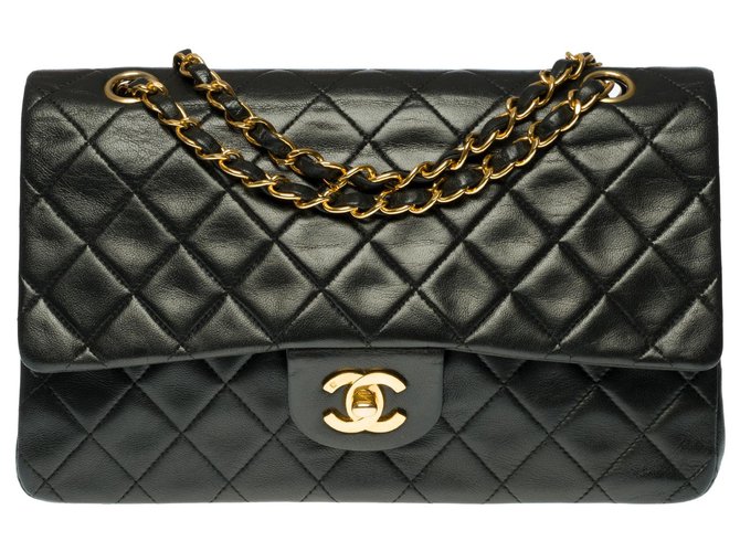 Timeless Splendida borsa Chanel media senza tempo 25cm con patta foderata in pelle trapuntata nera, garniture en métal doré Nero  ref.313622
