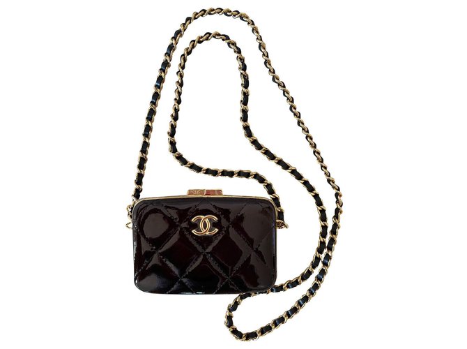 Chanel Kleine Box aus schwarzem Lackleder mit Kette  ref.313644