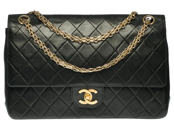 Splendide Sac Chanel Classique en cuir matelassé noir, garniture en métal doré  ref.313648
