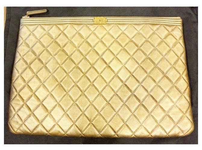 Boy Clutch / goldene Chanel-Tasche Leder  ref.314245