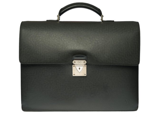 Superb Louis Vuitton Laguito Document Holder in green Taiga leather, Garniture en métal argenté  ref.314549