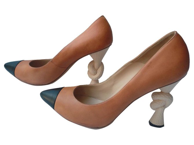 CHANEL Two-tone beige and black pumps T41 IT very good condition Multiple colors Leather  ref.315150