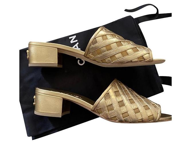Sandali Chanel in pelle dorata D'oro