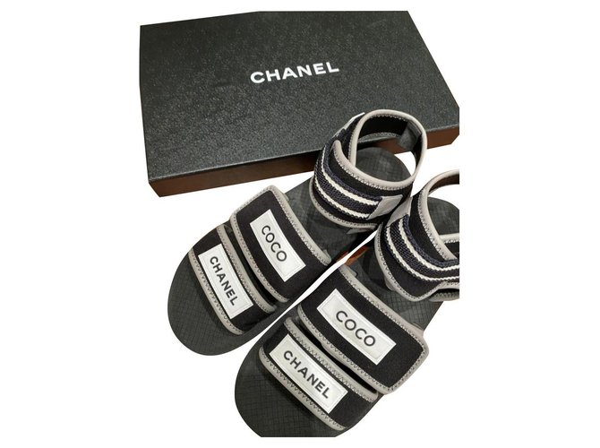 Chanel Des sandales Caoutchouc Noir  ref.315771