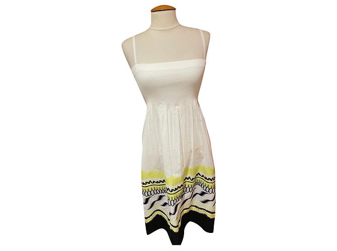 Vestido Agnès b. de algodón blanco con bordados negro y amarillo