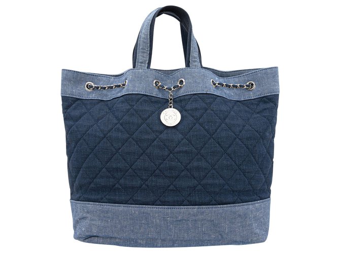 Chanel Einkaufstasche aus Denim mit Kordelzug Blau John  ref.317290