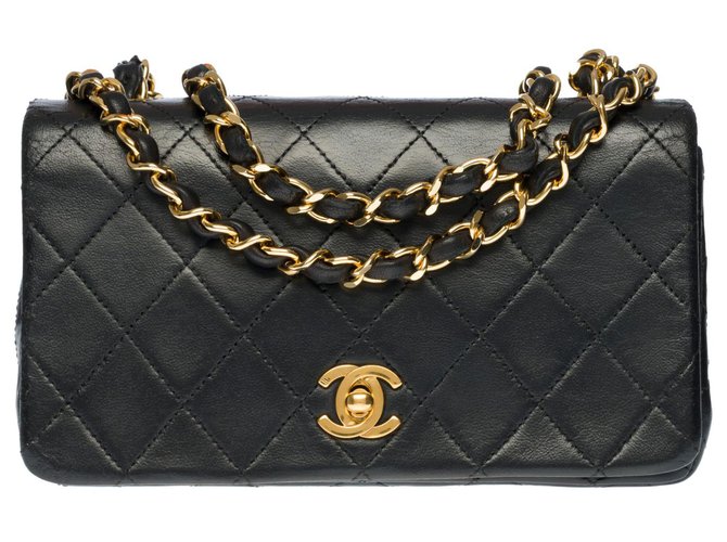 Timeless Esplêndida bolsa de aba completa Chanel Classique em pele de carneiro acolchoada preta, garniture en métal doré Preto Couro  ref.317293