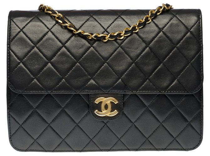 Très chic sac Chanel Timeless Classique 22cm en cuir d'agneau matelassé noir, garniture en métal doré  ref.317296