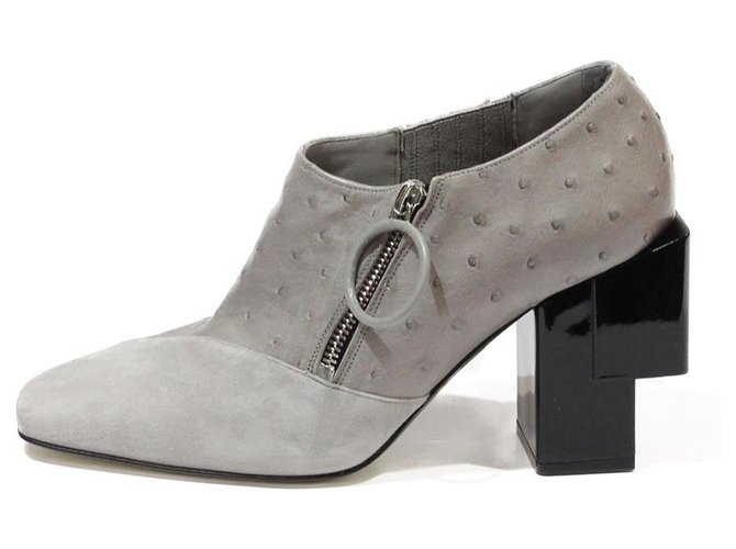 LOEWE MINI BOTAS CORTAS EN VERDADERO GRIS AVESTRUZ PUNTA CUADRADA TALÓN GRANDE NEGRO Cuero de avestruz  ref.318428