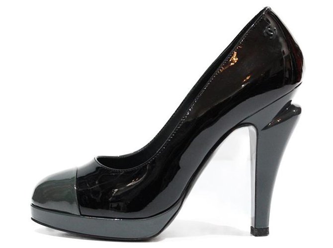 CHANEL PUMPS IN BLACK PATENT LEATHER WITH HEEL BUTTONS AND GRAY PATENT LEATHER SKATE  ref.318466