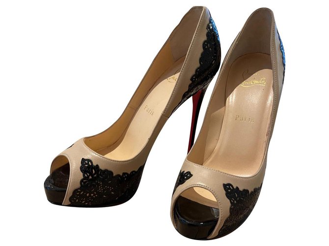 Christian Louboutin Calcanhares Bege Couro  ref.318773