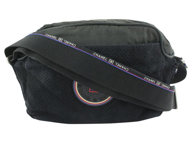 Chanel CC Logo Perforated Sports Messenger Bag Leather ref.318932 - Joli  Closet