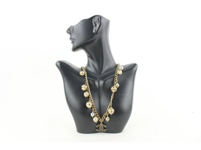 Chanel 06una collana a catena con logo CC di perle Perla  ref.318937