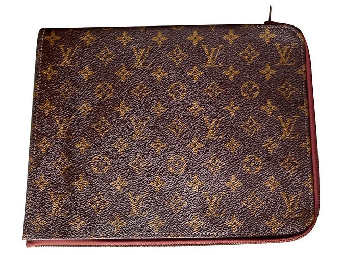 Clutch Louis Vuitton em couro marrom