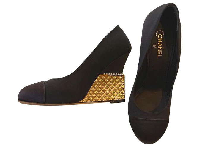 Chaussures compensées Chanel noires à talons dorés matelassés EU38 Toile  ref.319128