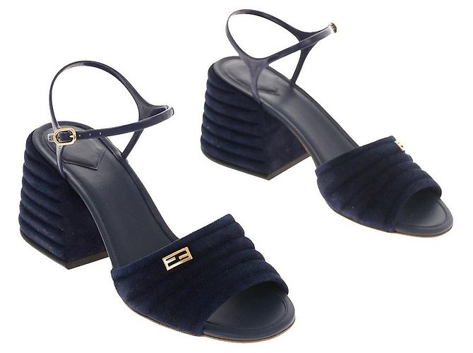 Sandalias Fendi de ante azul con tiras al tobillo