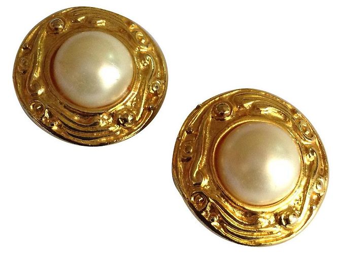 Orecchini Chanel in metallo dorato e perla imitazione D'oro