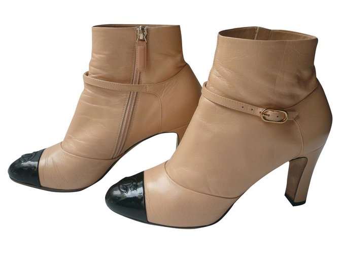 CHANEL Boots bicolores cuir de veau beige et noires TBE T.38 IT  ref.320078