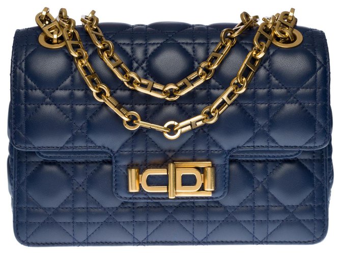 Elegante borsa a tracolla con patta foderata Miss Dior Christian Dior in pelle cannage blu navy, garniture en métal doré  ref.320195