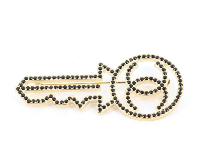Chanel Alfinetes e broches Dourado Banhado a ouro  ref.320891