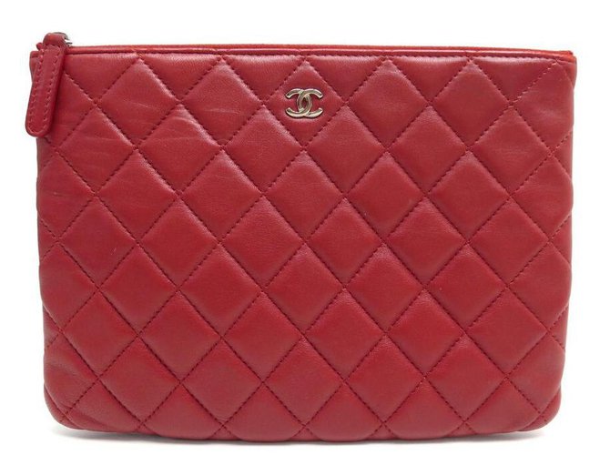 Timeless CHANEL CLASSIC POUCH IN RED QUILTED LEATHER LEATHER POUCH  ref.321287 - Joli Closet