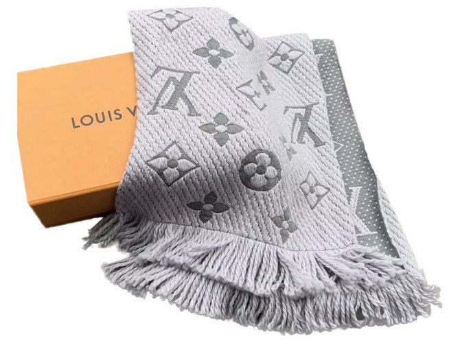 Sciarpa Louis Vuitton grigia - Vinted
