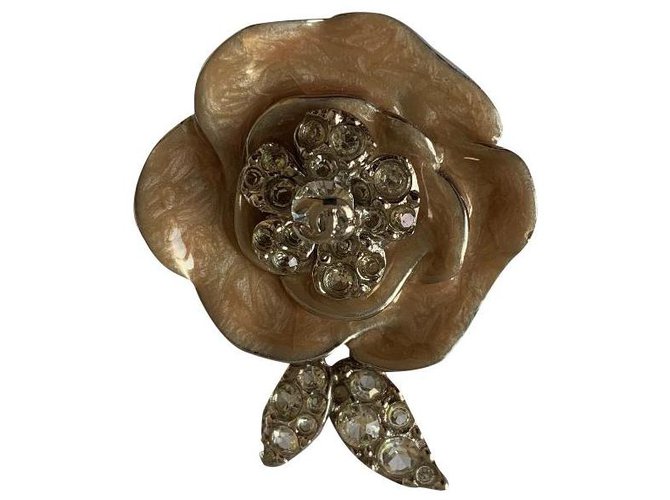 Chanel Pins & Broschen Silber Beige Metall  ref.322661