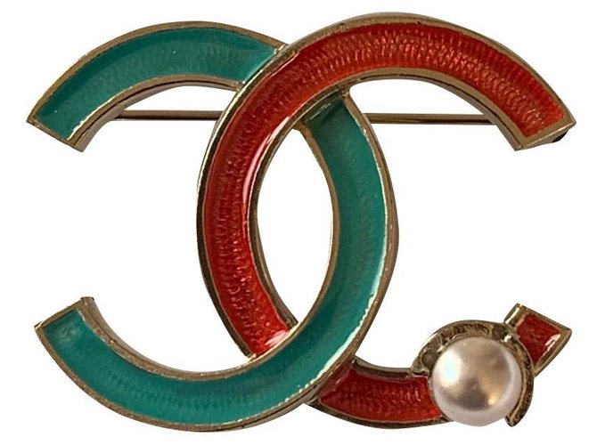 Chanel Alfileres y broches Roja Verde Metal  ref.322665