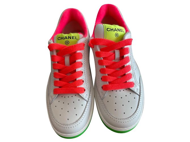 Sneakers Chanel in pelle bianca e neon 35,5 Bianco