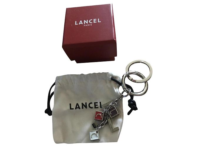 Chaveiro Lancel com dados em esmalte e letras prateadas Prata Branco Vermelho Roxo escuro
