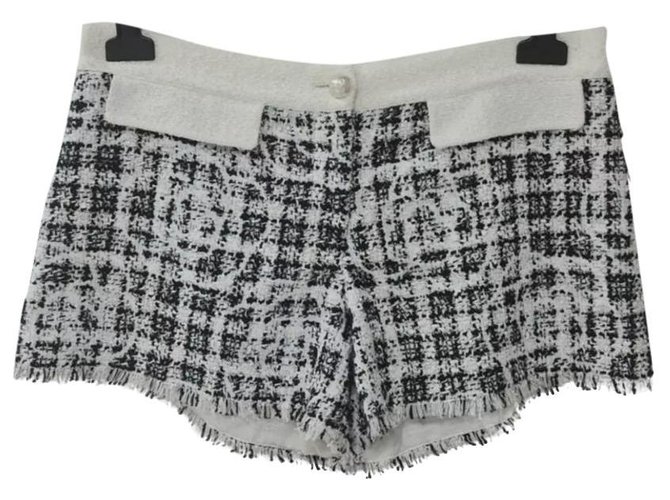 Chanel Negro Blanco Camellia Tweed Shorts Sz 40 Multicolor  ref.323639