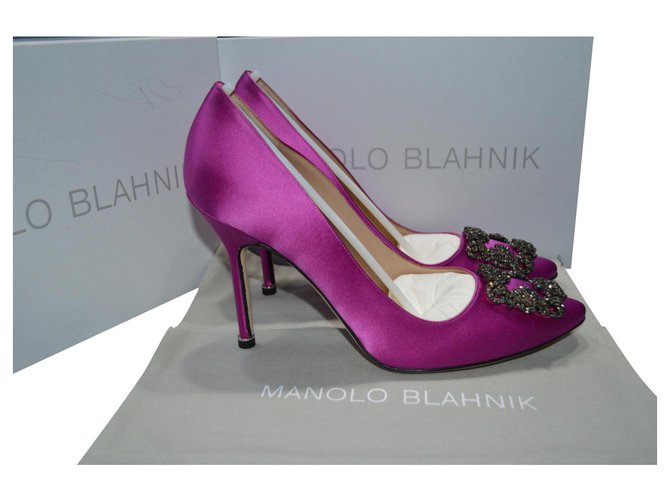manolo blahnik hangisi 37