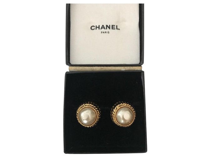 Chanel Boucles d'oreilles Métal Perle Écru Bijouterie dorée  ref.323695