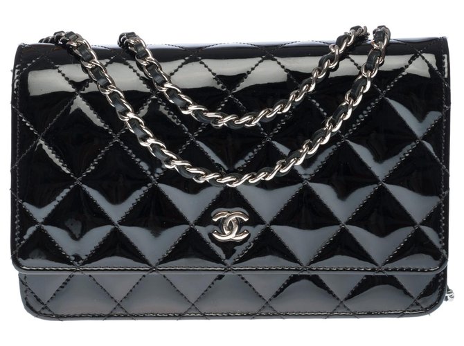 Wallet On Chain Carteira Chanel linda bolsa de ombro com corrente (WOC) em couro envernizado acolchoado preto, Garniture en métal argenté  ref.323697