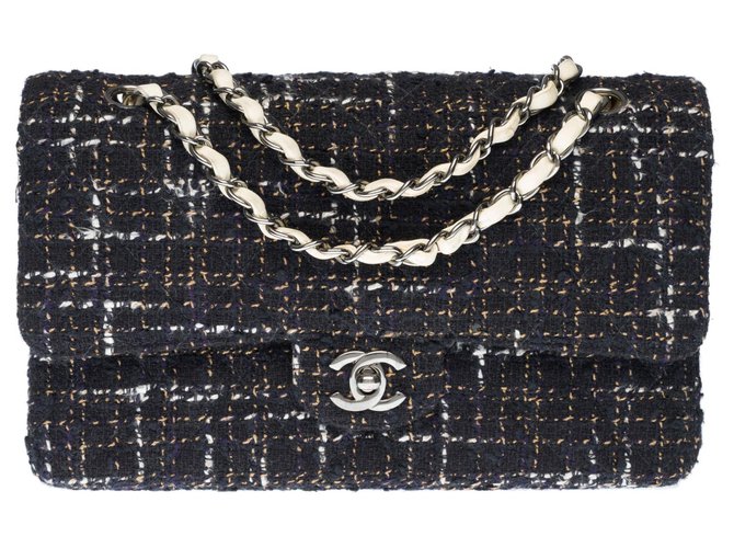 Timeless Chanel Rara e bellissima borsa con patta foderata senza tempo in tweed trapuntato bianco e nero, Garniture en métal argenté  ref.323700