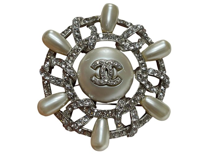 Chanel Pins & Broschen Silber Metall  ref.323745
