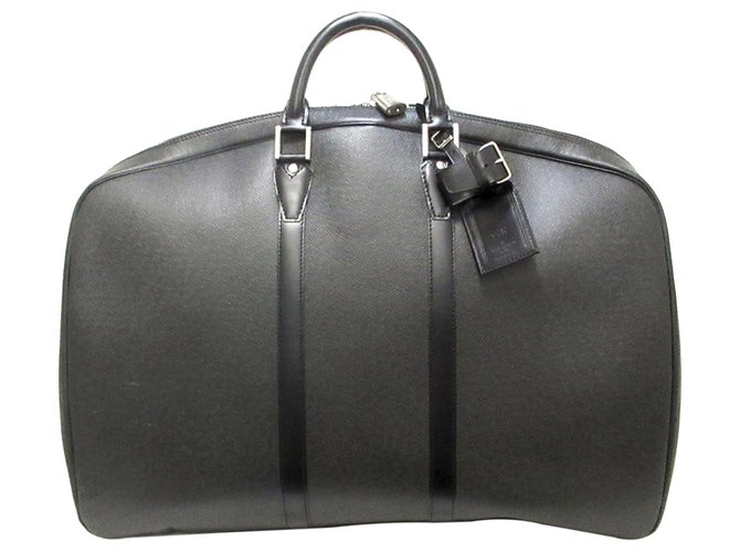 Louis Vuitton Black Taiga Kendall GM Leather ref.325122 - Joli Closet